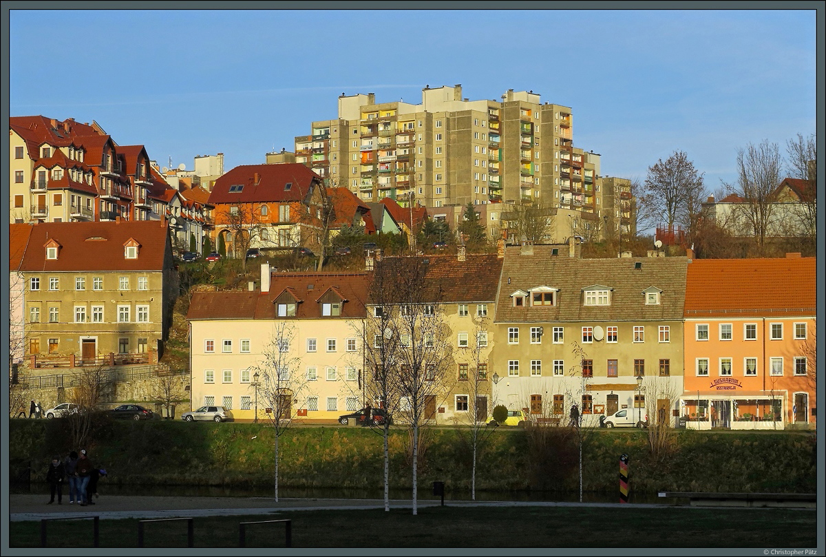 Durch die neue Grenze entlang der Neie wurde die Stadt Grlitz 1945 geteilt. Der Ostteil wurde zur Stadt Zgorzelec, die heute etwa 30.000 Einwohner hat. Zu sehen ist der Blick von Grlitz ber die Neie zur Neievorstadt auf polnischer Seite. (03.12.2016)