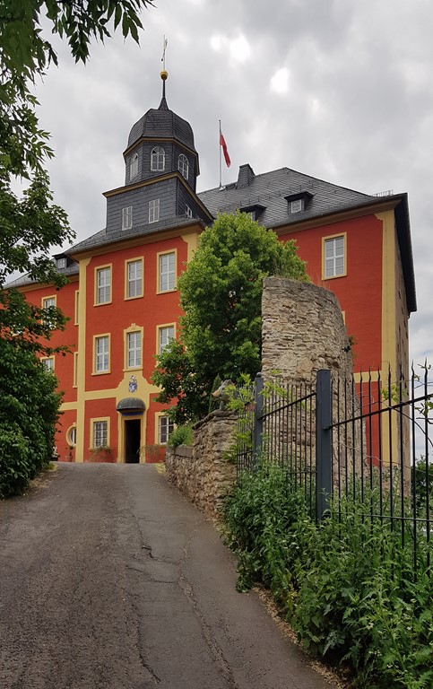 Durch die Sendung Bares fr Rares ist das kleine Barockschlo Brandenstein in Ranis bekannt geworden.
Hier lebt der bekannte Hndler Fabian Kahl! Die Aufnahme entstand am 11.06.2022 von der Zufahrt zum Schlo aus gesehen.