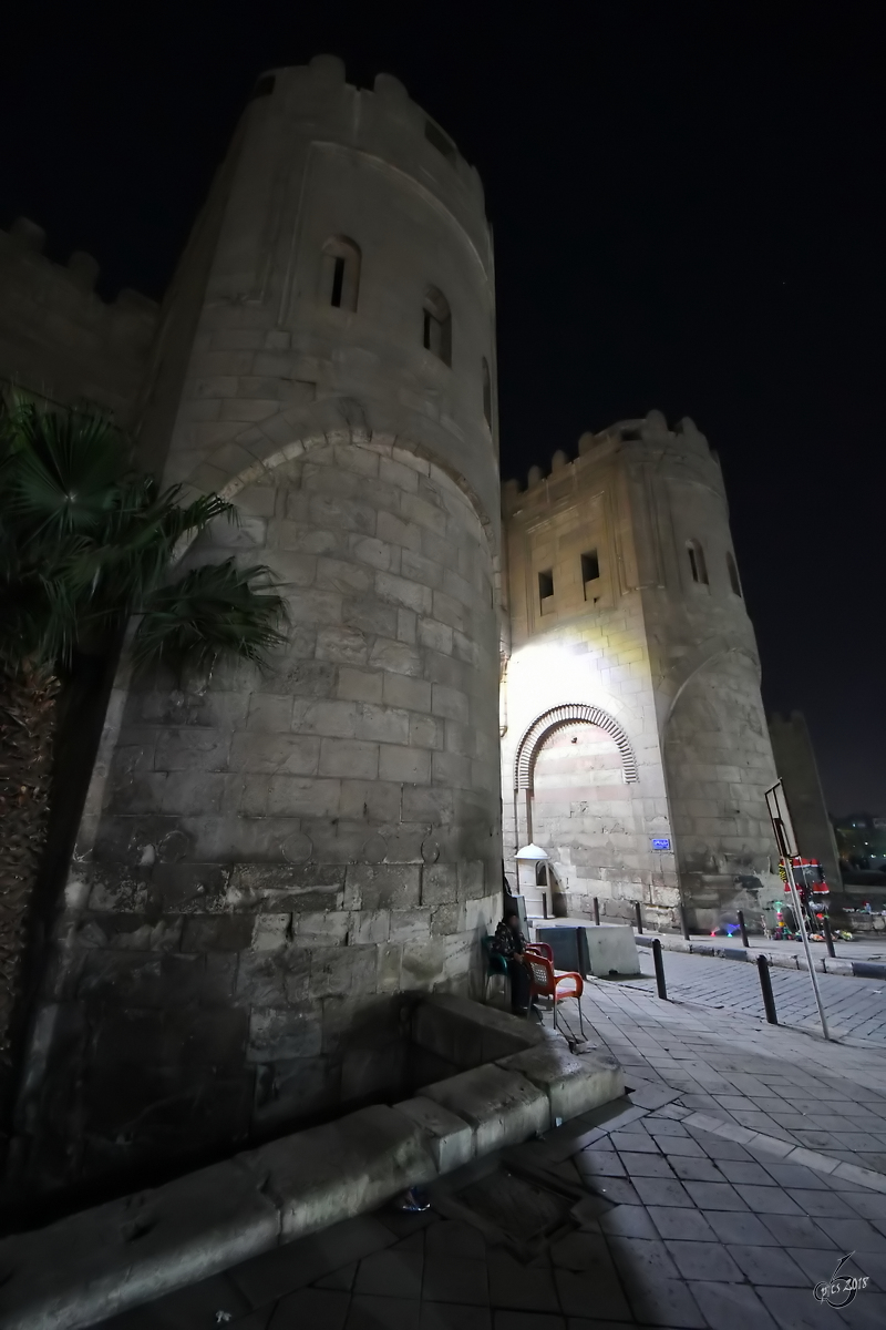 Durch das Stadttor Bab al-Futuḥ gelangt man in die  Altstadt von Kairo, welche als die weltweit grte mittelalterliche Stadt gilt, in der traditionelle Lebensformen noch Teil des Alltags sind. (Dezember 2018)