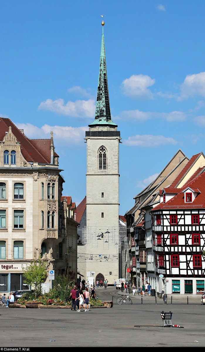  Durchblick  vom Domplatz auf den Turm der Allerheiligenkirche in der Marktstrae in Erfurt.
[3.6.2019 | 16:39 Uhr]