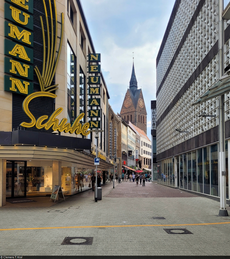 Durchblick zur Marktkirche Hannover an der Seilwinderstrae. Im Vordergrund der markante Schriftzug eines Schuhgeschfts.

🕓 19.8.2023 | 17:59 Uhr