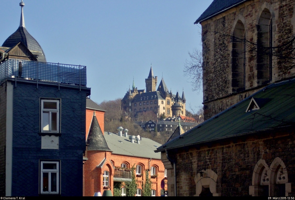 Durchblicke in den Straen von Wernigerode...
Zwischen Wohnhusern und der St. Sylvestrikirche erhebt sich das Schloss Wernigerode bei Sonnenschein und blauem Himmel.
[9.3.2015 | 13:50 Uhr]