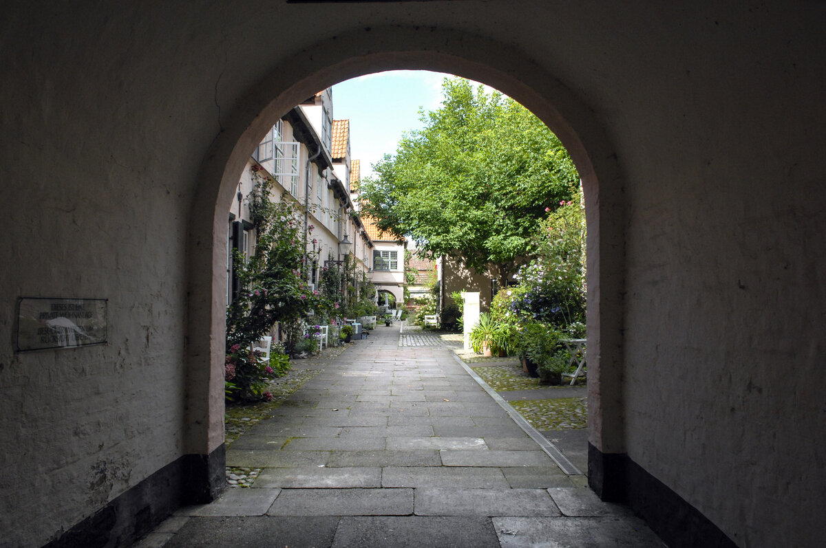 Durchgang zum Fchtingshof in der Lbecker Innenstadt. Zu finden ist der Hof in der Glockengieerstrae 23- 27. Aufnahme: 21. August 2021.