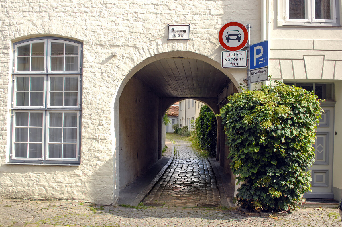 Durchgang zum Thorweg 33 in der Lbecker Altstadt. Aufnahme: 21. August 2021.