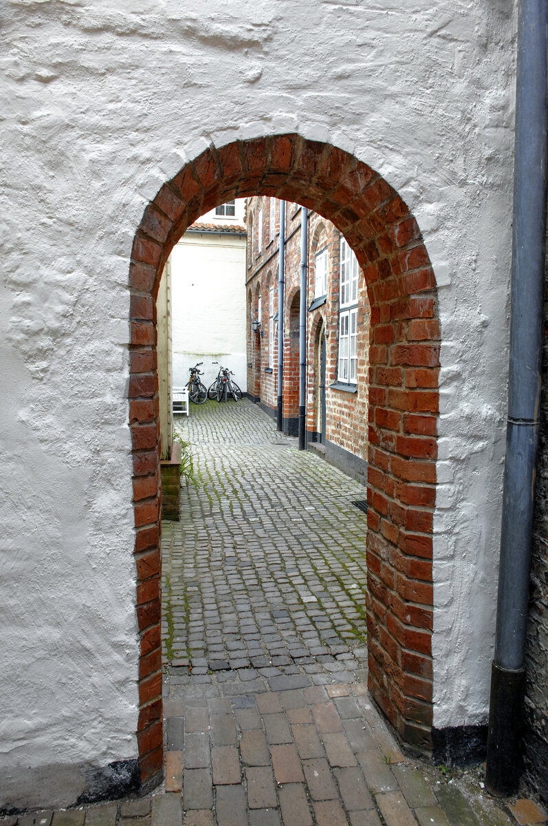 Durchgang zwischen den zwei Teilen der Glandorps Hof in der Lbecker Innenstadt. Der Hof ist ffentlich zugnglich. Aufnahme: 21. August 2021.