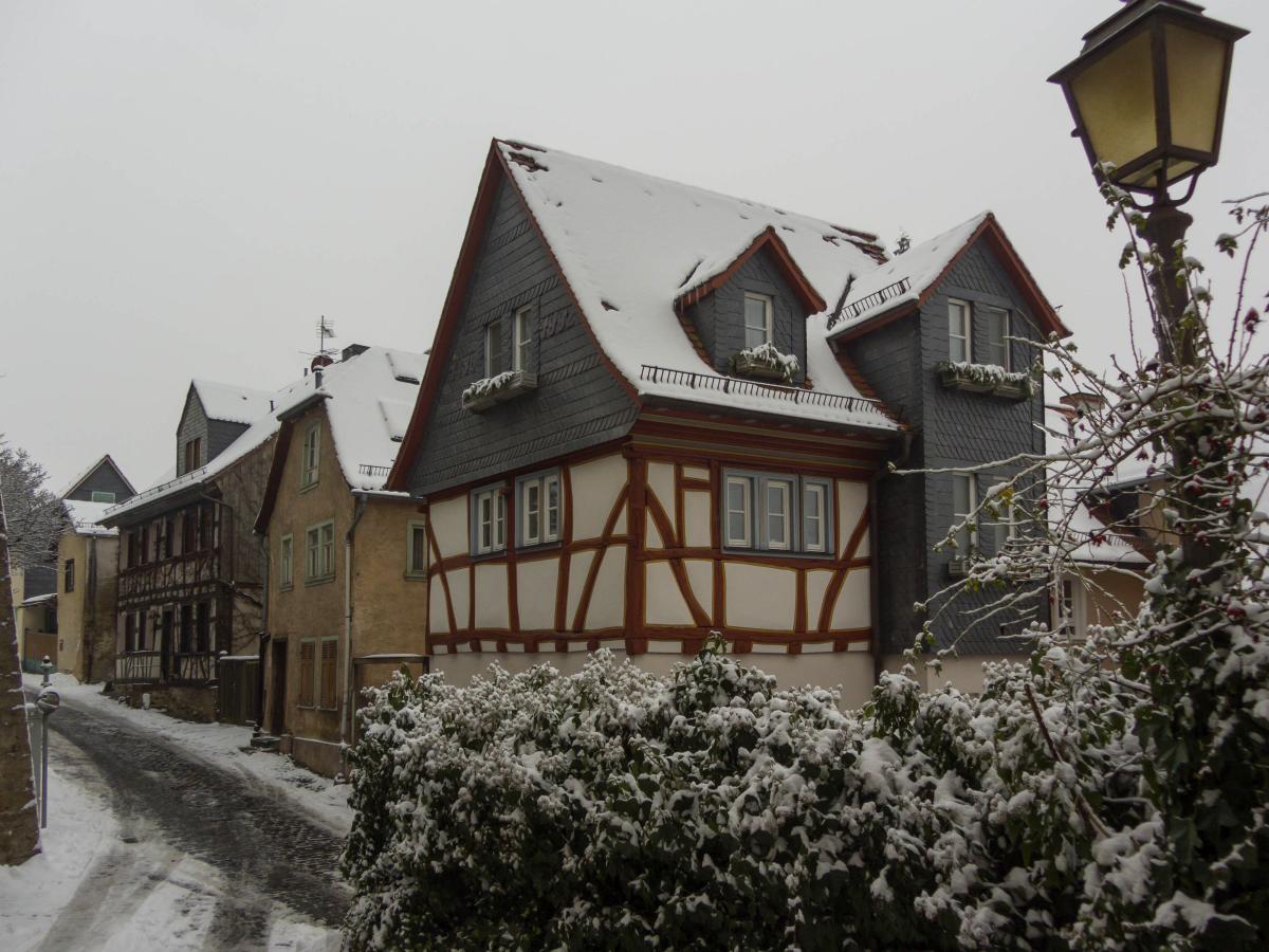 Durchschnittliche Strassenansicht in Kronberg am 21.01.2013.