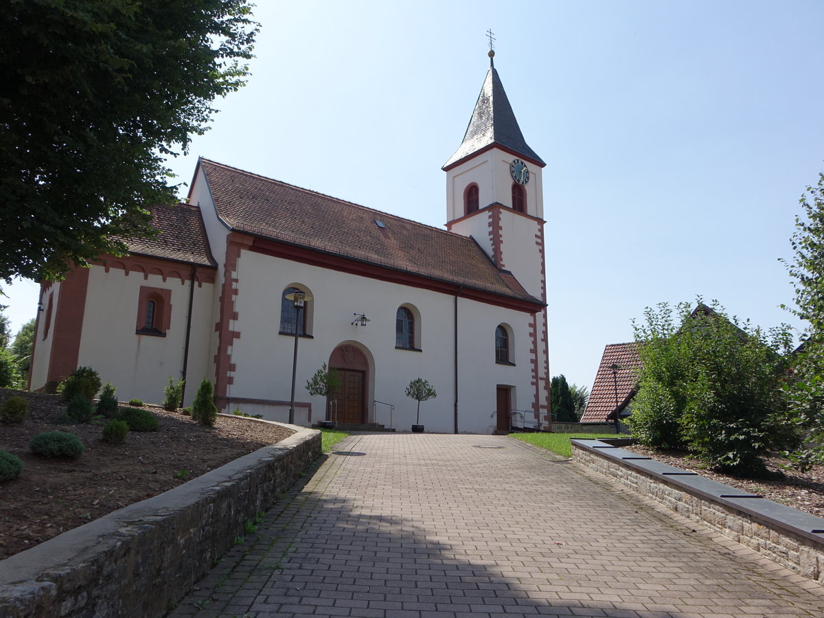 Duttenbrunn, katholische Kuratiekirche St. Margaretha, Saalkirche mit eingezogenem quadratischem Walmdach-Chor, erbaut im 17. Jahrhundert (15.08.2017) 