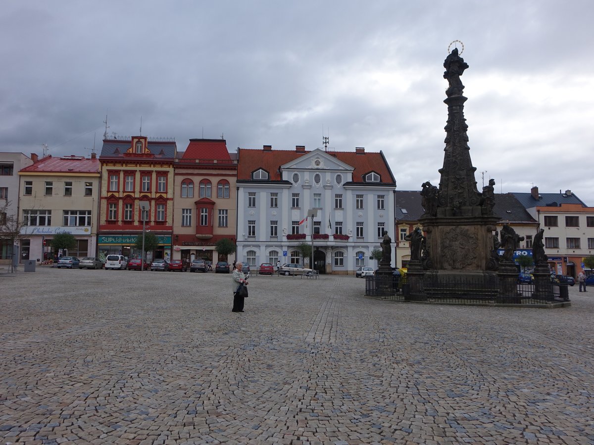 Dvur Kralove nad Labem / Kniginhof an der Elbe, Dreifaltigkeitssule am Masarykovo Namesti (30.09.2019)