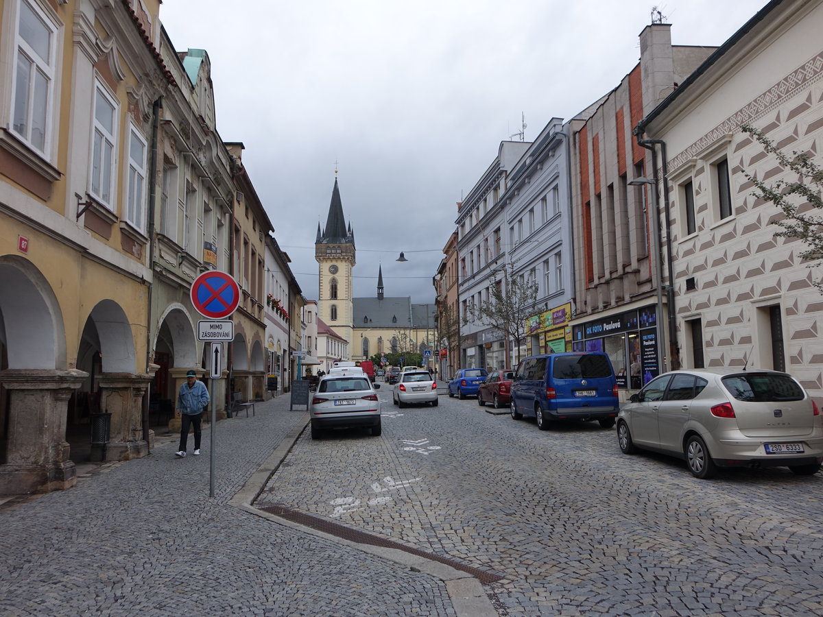 Dvur Kralove nad Labem / Kniginhof an der Elbe, Dekanatskirche St. Johannes in der Palackaheo Strae, erbaut im 14. Jahrhundert (30.09.2019)