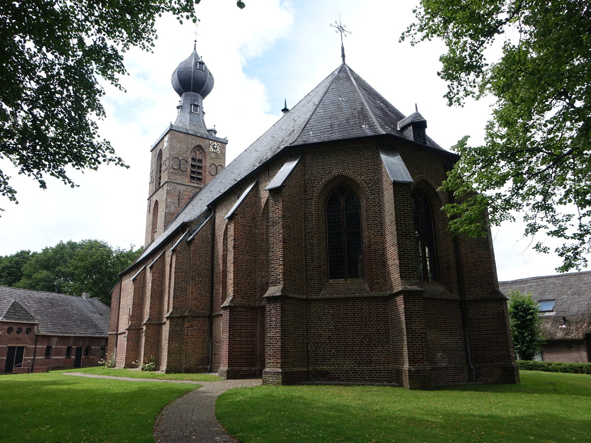 Dwingeloo, einschiffige gotische St. Nicolaas Kirche, erbaut im 15. Jahrhundert (24.07.2017)