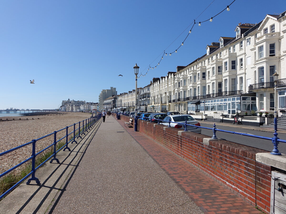 Eastbourne, Huser und Strand an der Marina Parade (04.09.2023)