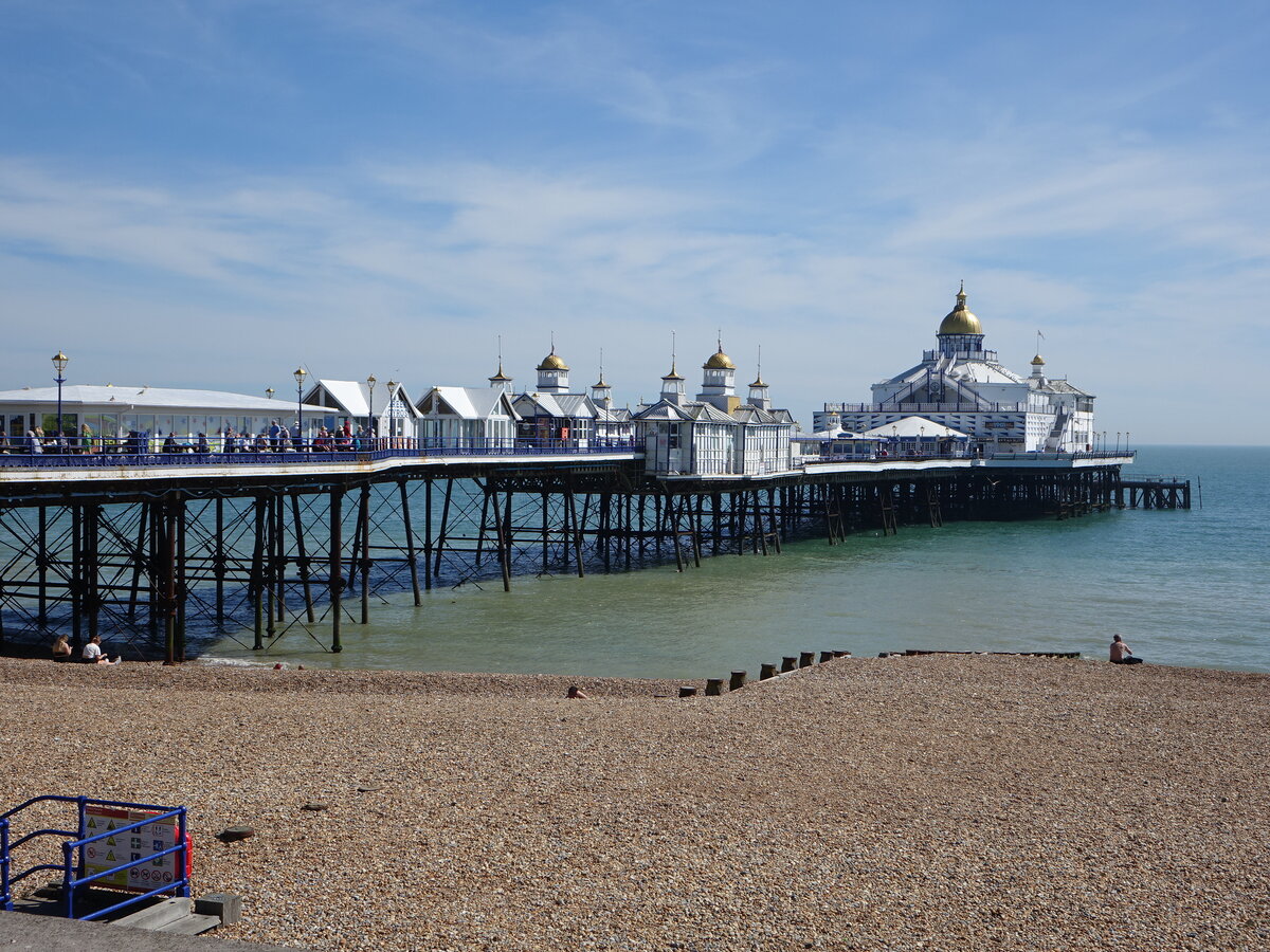 Eastbourne, Pier an der Grand Parade, 300 Meter lange Seebrcke, erbaut von 1866 bis 1872 durch den Architekten Eugenius Birch (04.09.2023)