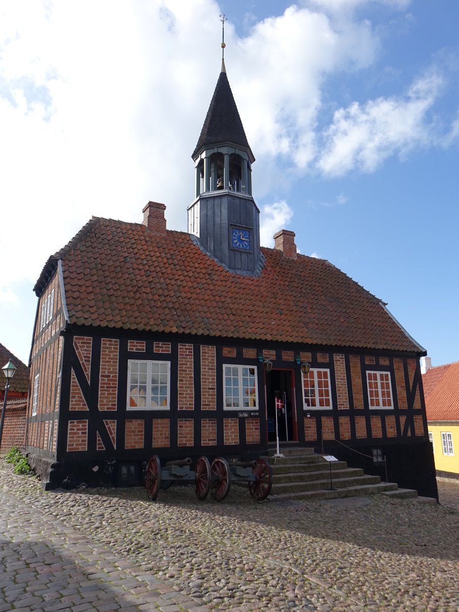 Ebeltoft, altes Rathaus am Torvet, erbaut 1789 als Fachwerkhaus (24.09.2020)