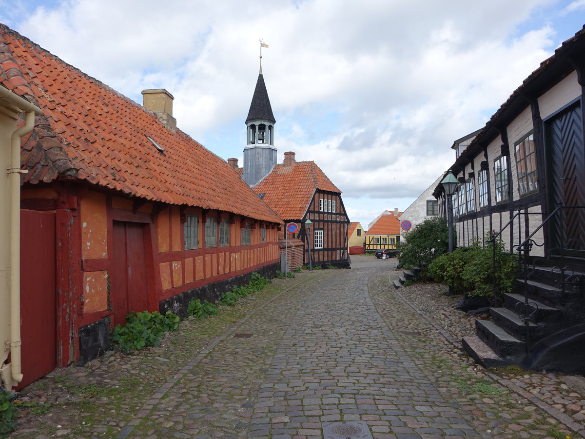 Ebeltoft, Fachwerkhuser und Turm des alten Rathaus in der Overgade Strae (24.09.2020)