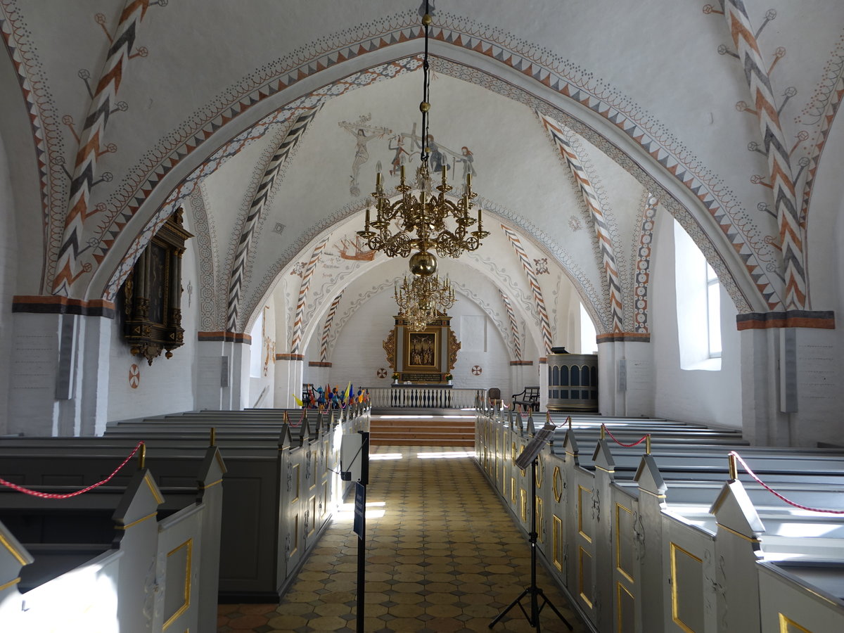 Ebeltoft, gotischer Innenraum der Ev. Kirche, Kalkmalereien von 1520, Altar von 1790 (24.09.2020)