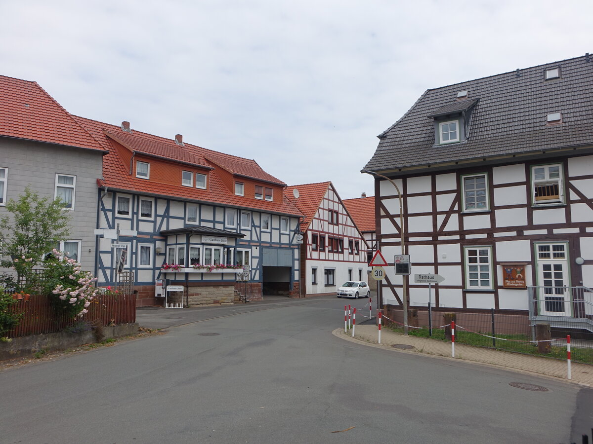 Ebergtzen, Fachwerkhuser in der Herzberger Strae (29.06.2023)
