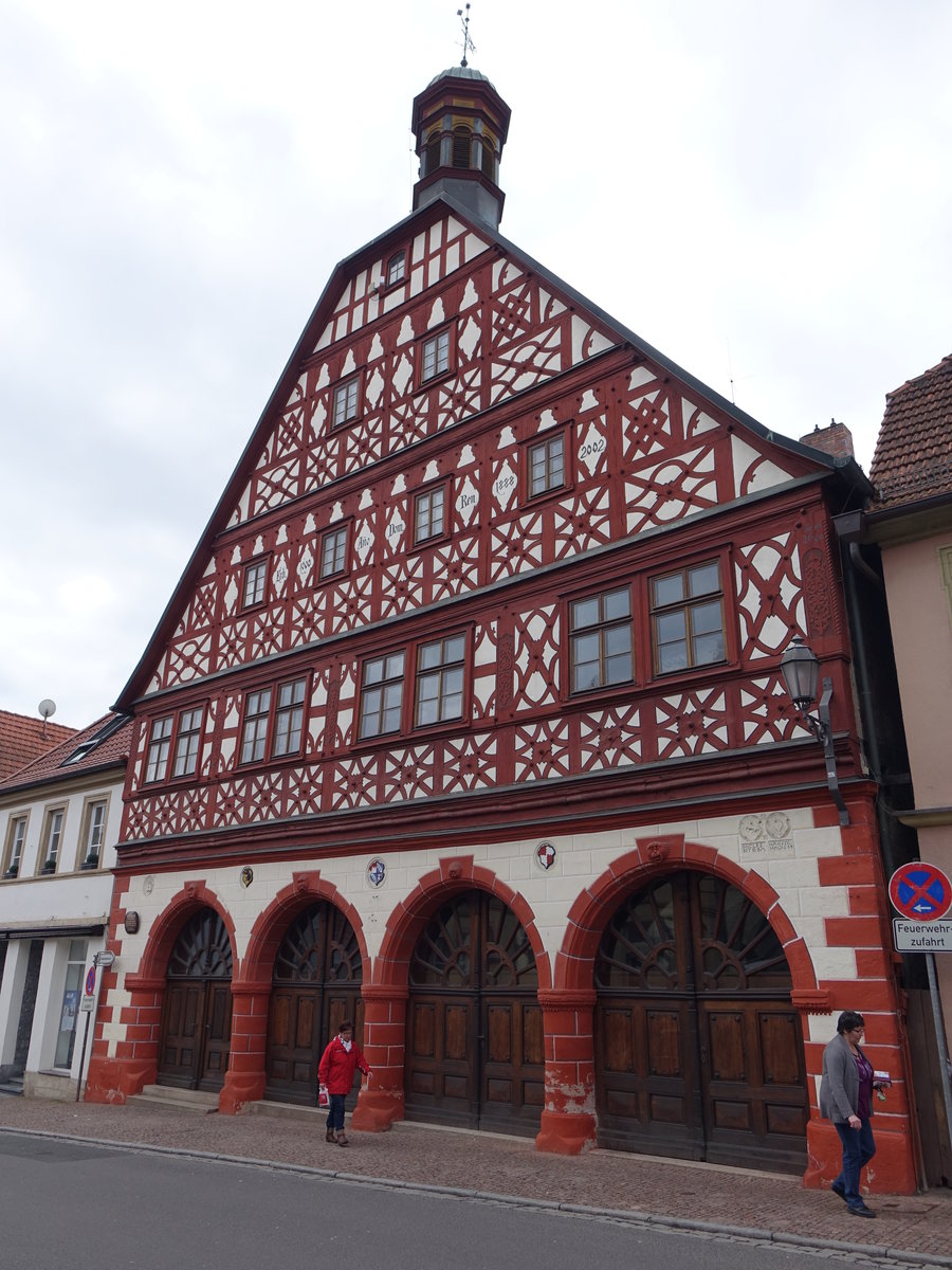 Ebern, historisches Rathaus am Marktplatz, zweigeschossiger und giebelstndiger Krppelwalmdachbau mit Zierfachwerk im Obergeschoss, erbaut von 1687 bis 1692 durch 
Hans Kummerer (24.03.2016)