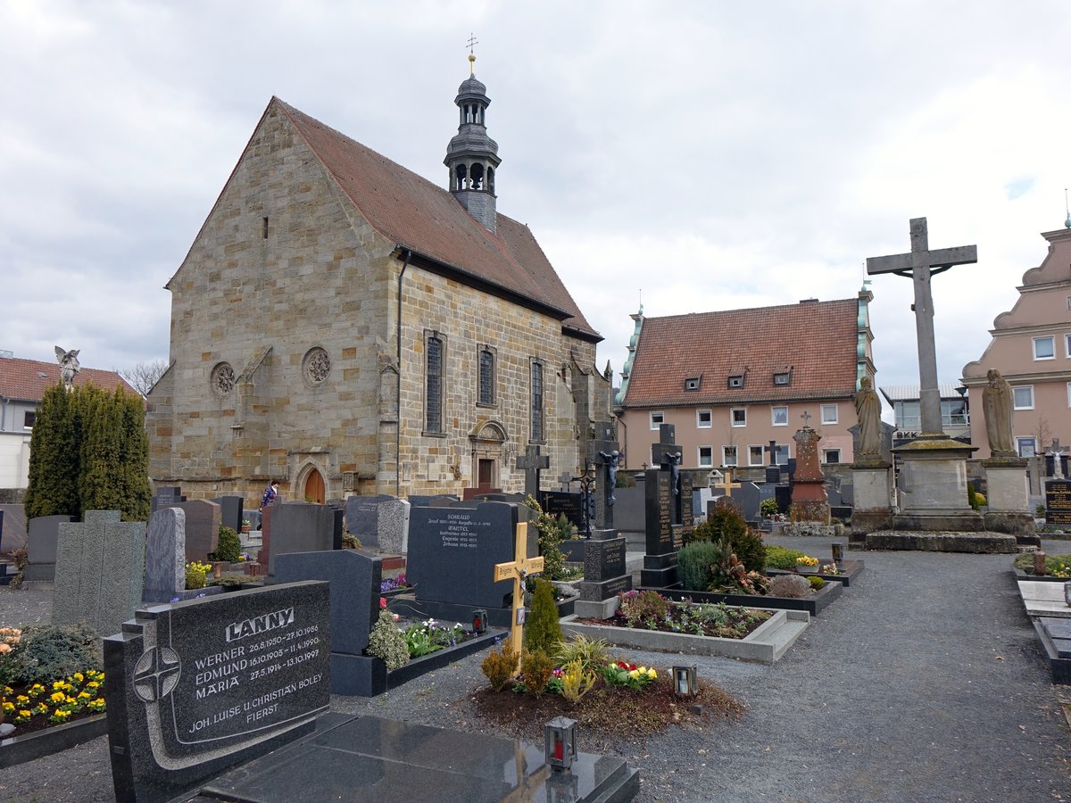 Ebern, Marienkapelle am Friedhof, barockisierter Sandsteinquaderbau mit reich verzierten sptgotischen Polygonalchor, erbaut im 15. Jahrhundert (24.03.2016)