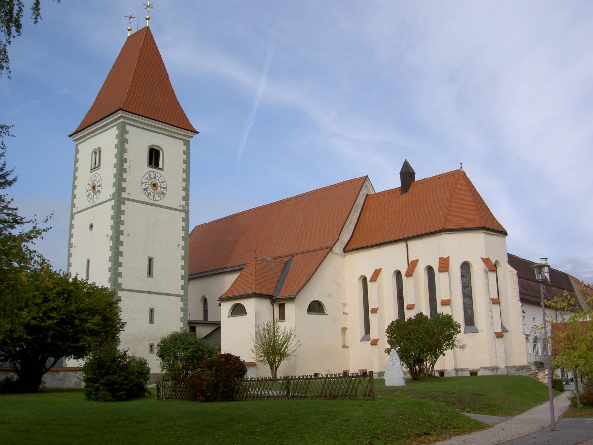 Eberndorf, Stiftskirche Maria Himmelfahrt, erbaut im 12. Jahrhundert, von 1470 bis 1480 Umrüstung in eine spätgotische Wehrkirche, ab 1604 Jesuitenkirche (04.10.2013) 