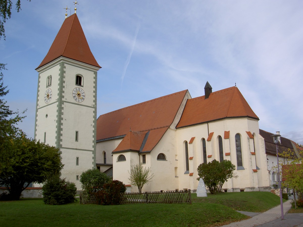 Eberndorf, Stiftskirche Maria Himmelfahrt, erbaut im 12. Jahrhundert, von 1470 bis 1480 Umrstung in eine sptgotische Wehrkirche, ab 1604 Jesuitenkirche (04.10.2013) 