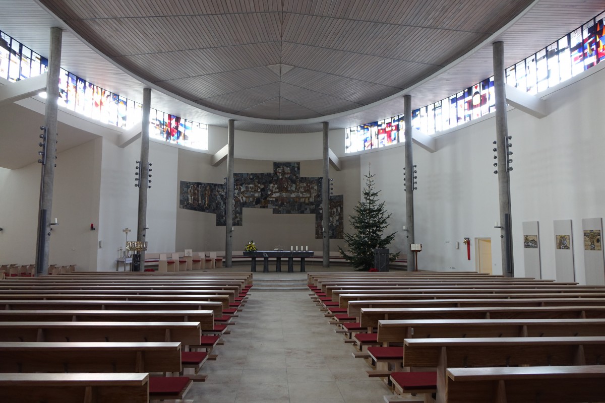 Ebersbach an der Fils, Innenraum der Kath. Herz Jesu Kirche, erbaut 1961 (18.01.2015)