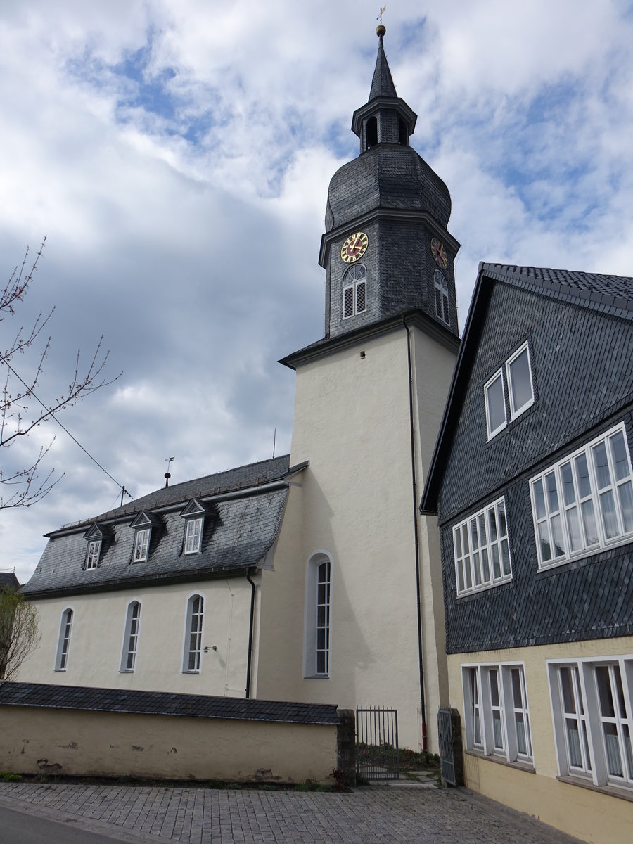 Ebersdorf, Evangelisch-Lutherische Pfarrkirche Maria Magdalena, Chorturmkirche, im Kern sptmittelalterlich, Langhaus mit Mansardhalbwalmdach erbaut von 1739 bis 1740 (14.04.2017)