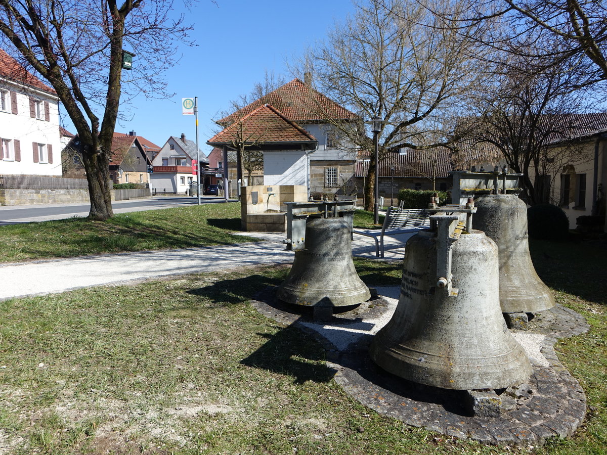 Ebersdorf, historische Glocken der St. Laurentius Kirche am Kirchplatz (07.04.2018)