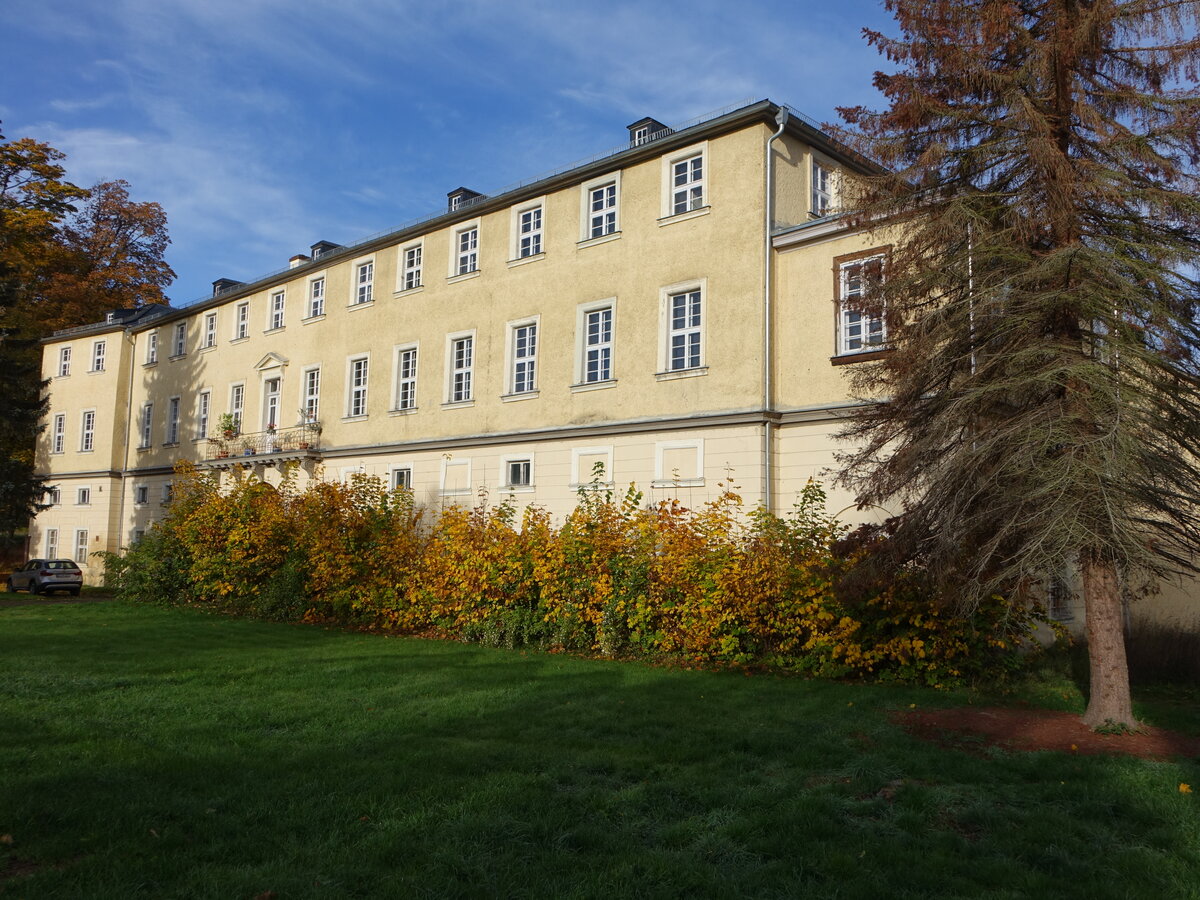 Ebersdorf, Sdfassade des Barockschloss, erbaut ab 1692 durch den Baumeister Reinel (17.10.2022)