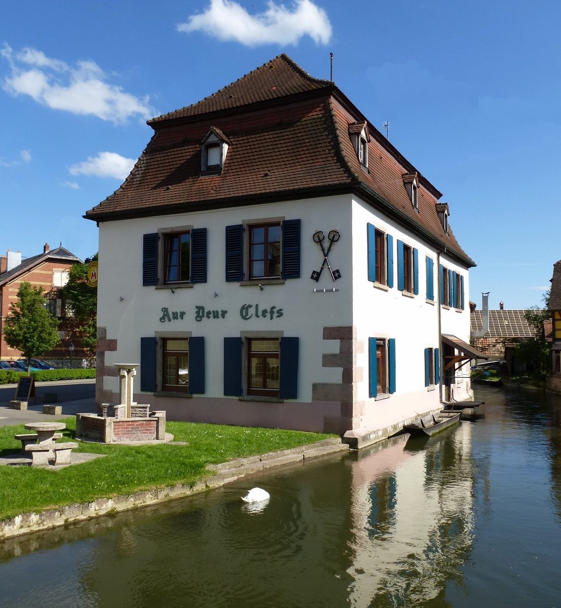 Ebersmnster, das Restaurant  Zu den zwei Schlsseln , Mai 2013