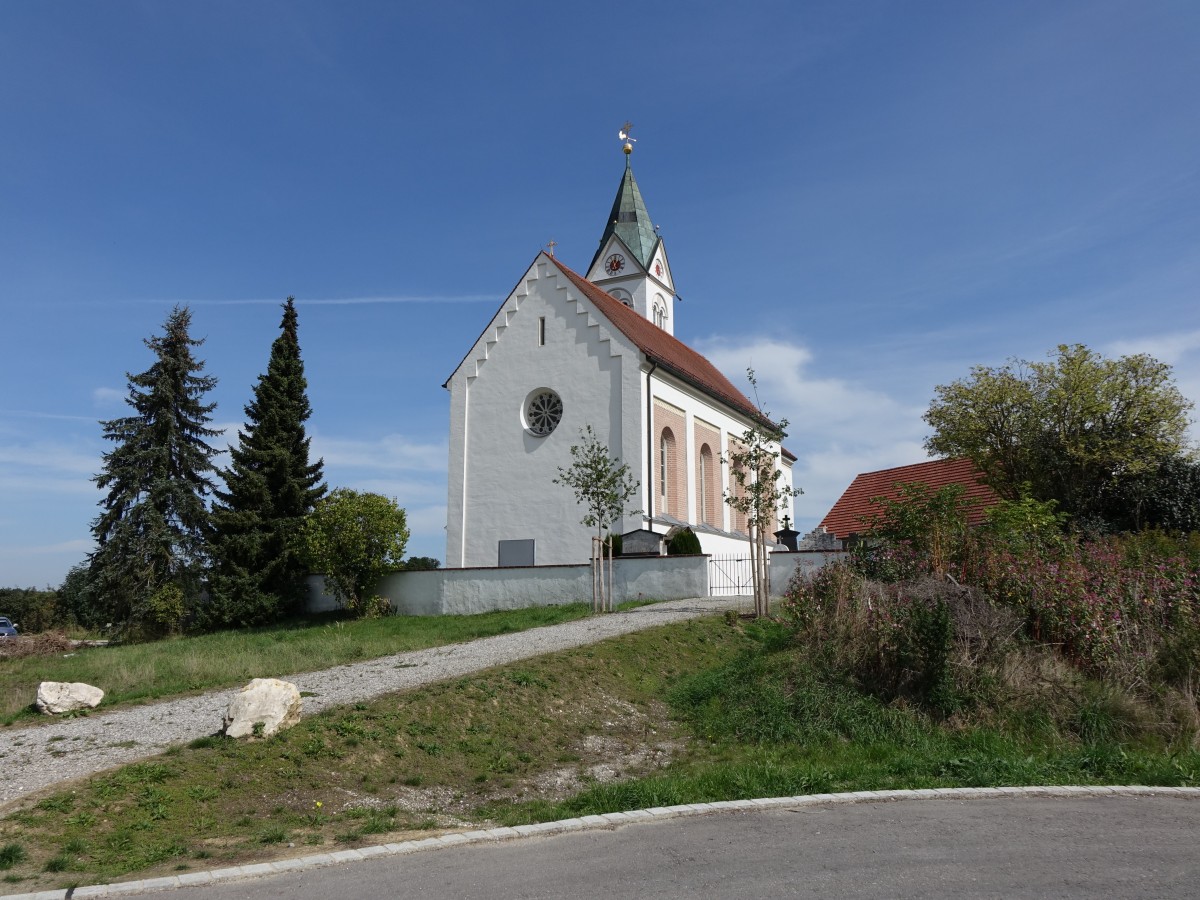 Ebertshausen, kath. Pfarrkirche St. Benedikt, einschiffig mit eingezogenem, dreiseitig geschlossenem Chor, im nrdlichen Winkel Turm mit Spitzhelm zwischen Dreiecksgiebeln, erbaut ab 1709 (14.09.2015)