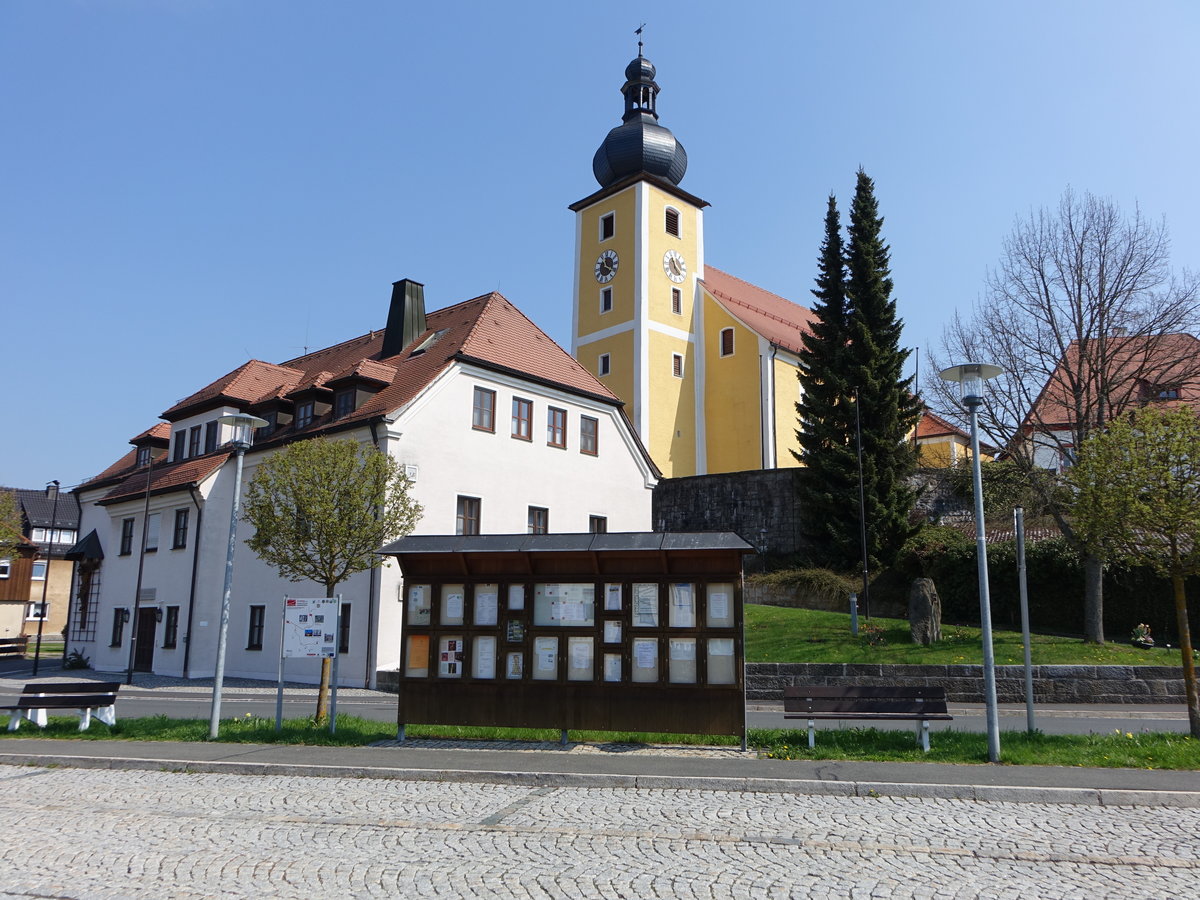 Ebnath, Katholische Pfarrkirche St. gidius, Saalbau mit Westturm, verputzter Massivbau mit Satteldach, eingezogenem, dreiseitig geschlossenem Chor, von Johann Georg Diller erbaut von 1741 bis 1743 (22.04.2018)