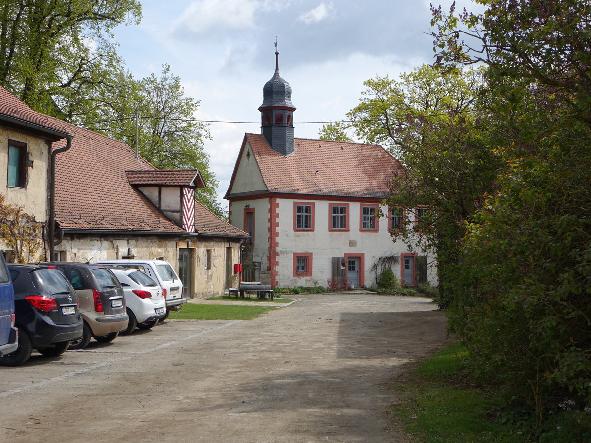 Ebnet, Schlokapelle. Zweigeschossiger verputzter Bau mit abgewalmten Satteldach, Erdgeschoss des spten 16. Jahrhunderts, 1749 als Kapelle aufgestockt mit Freitreppe und Dachreiter (16.04.2017)