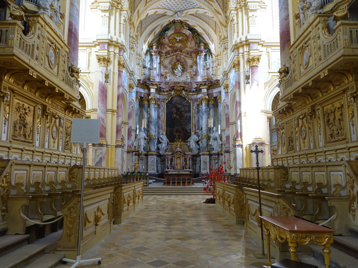 Ebrach, Hochaltar und klassizistisches Chorgesthl in der Klosterkirche Maria Himmelfahrt, Altarbild von H. G. Heyden (28.05.2017)