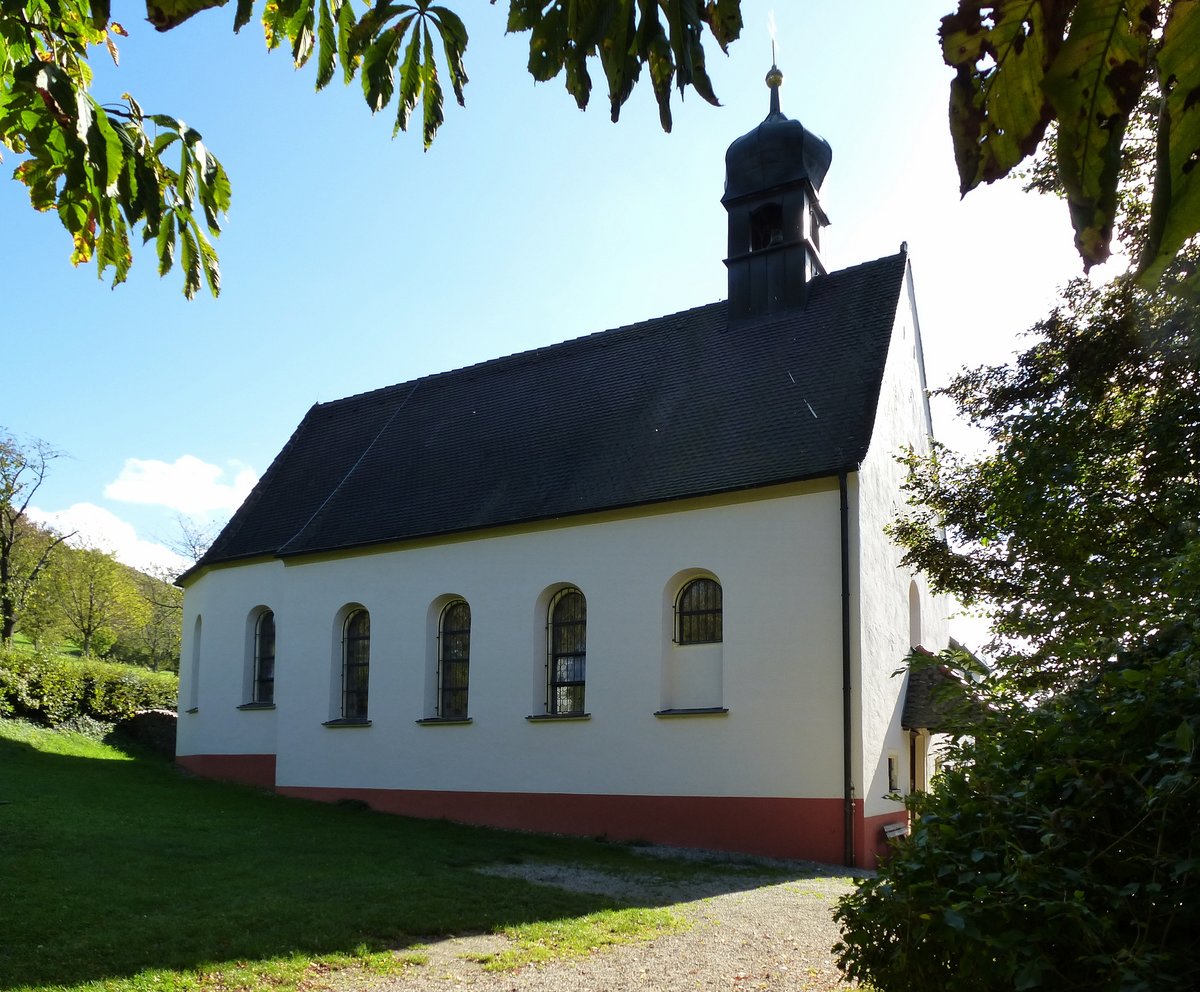 Ebringen, die Kapelle Berghausen zum Hl.Trudpert stammt von 1748, Okt.2014