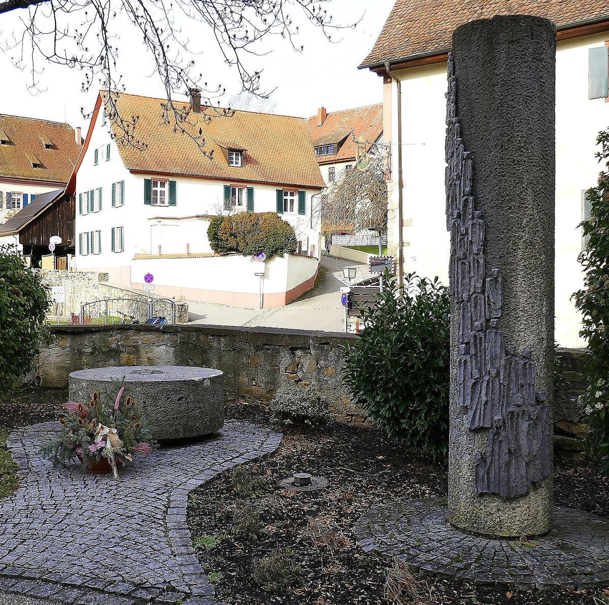 Ebringen im Markgrflerland, Gedenkstein und Stehle fr die Kriegsopfer auf dem Kirchhof, Jan.2020