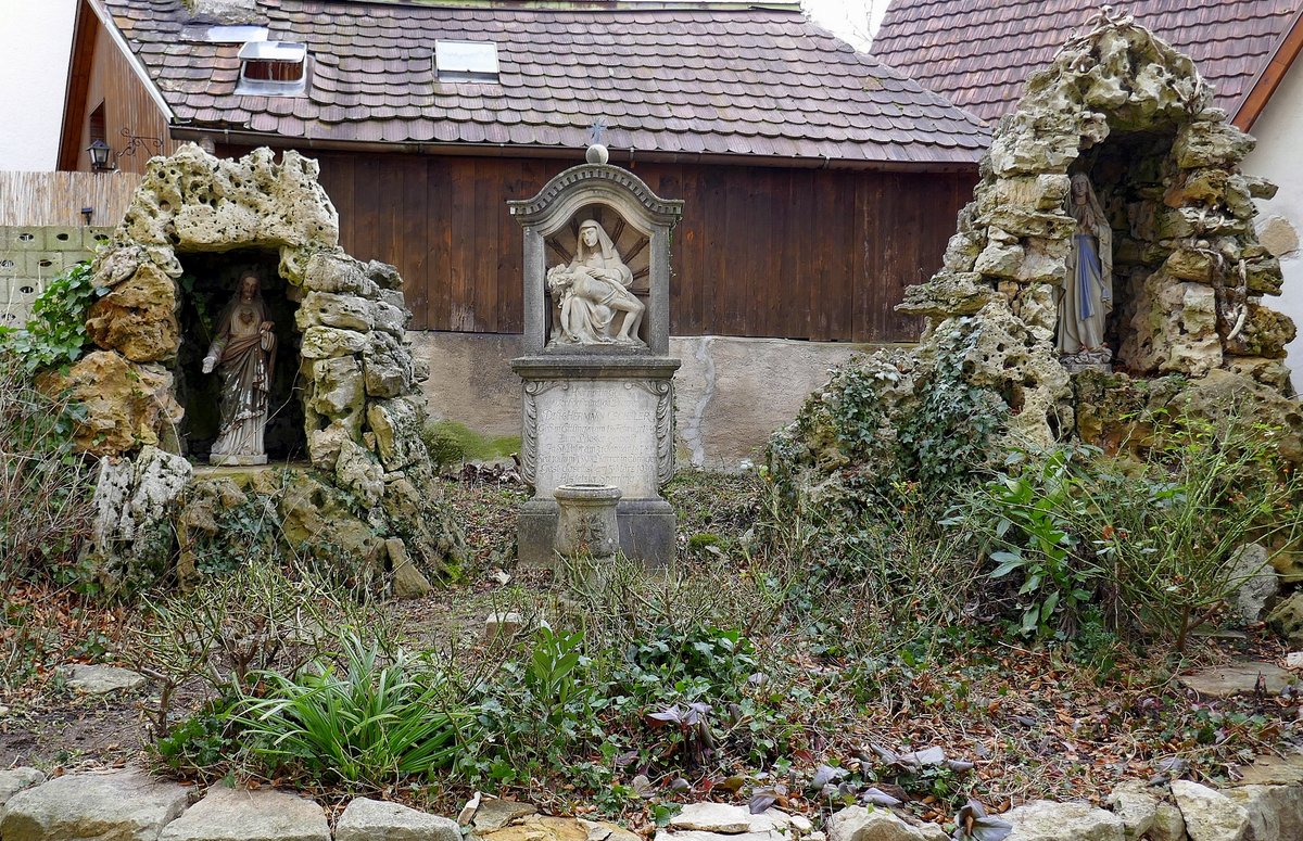 Ebringen im Markgrflerland, Mariengrotte neben der St.Gallus-Kirche, Jan.2020