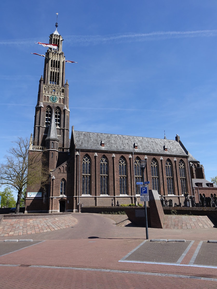 Echt-Susteren, St. Lancrisius Kirche, sptgotische Backsteinkirche, erbaut ab 1873 durch P. Cuypers, Kirchturm erbaut 1958 durch H. Tilmans (05.05.2016)