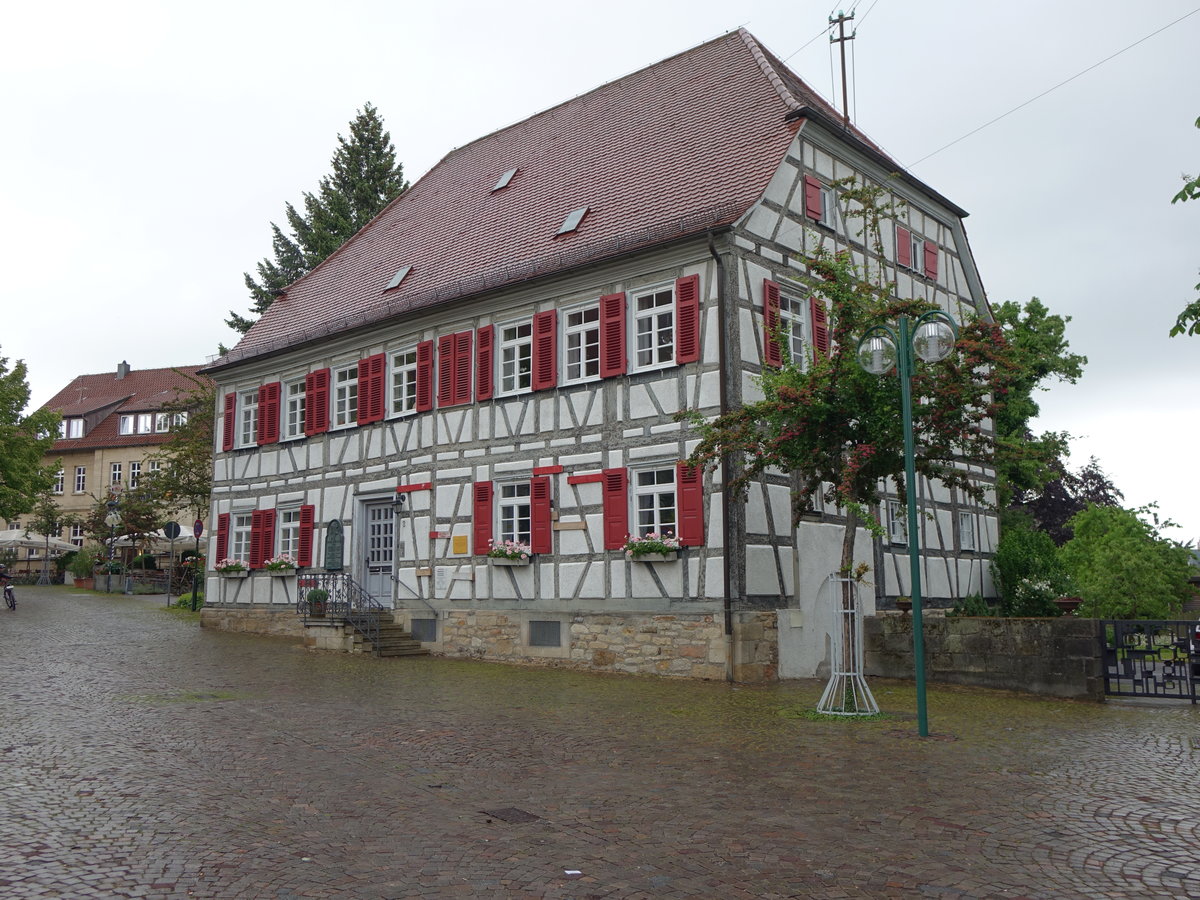 Echterdingen, Pfarrhaus, barocker Fachwerkbau mit Halbwalmdach, erbaut 1744 (05.06.2016)