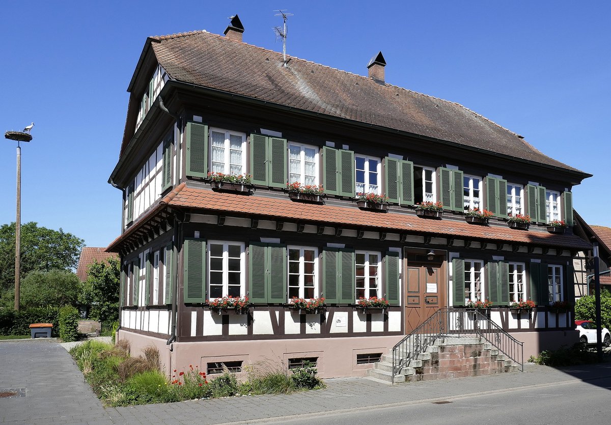 Eckartsweier, Alte Schule, erbaut 1747, von 1875-1966 Schulhaus mit Lehrerwohnung, dient heute als Proben-und Kirchenraum, Mai 2020