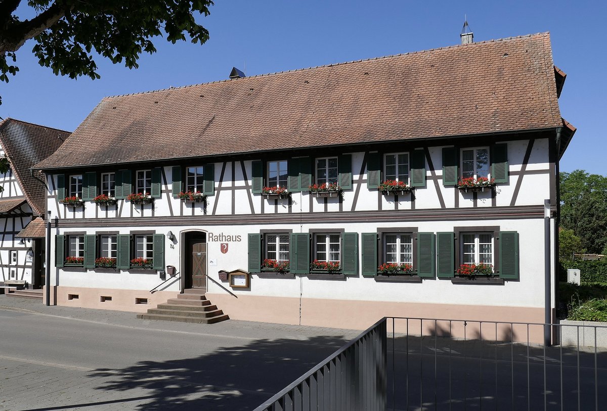 Eckartsweier, OT von Willstätt in der Ortenau, mit ca.1500 Einwohnern, das Rathaus wurde 1876 als Gasthaus erbaut, 1878 von der Gemeinde erworben und als Rathaus genutzt, Mai 2020