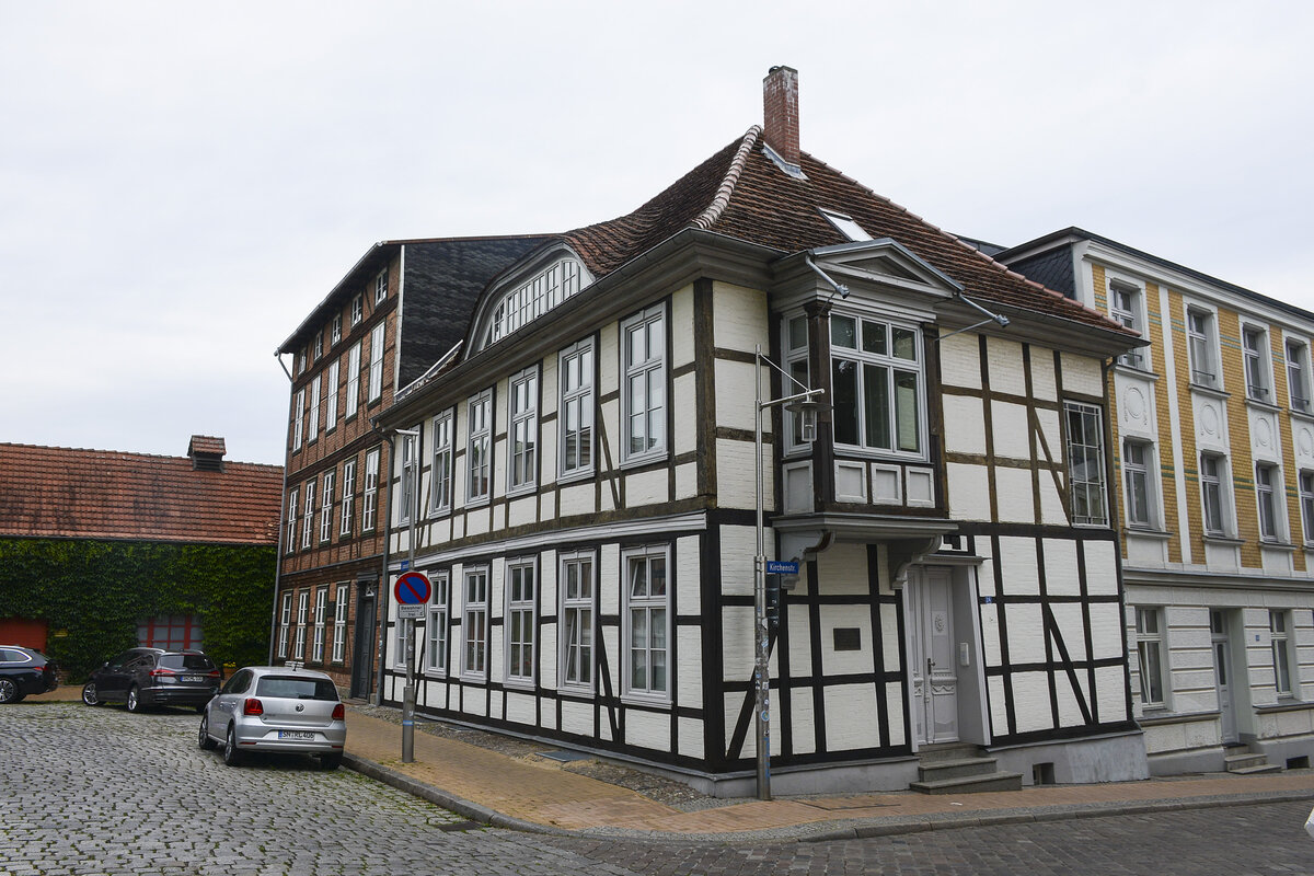 Ecke Kirchenstrae/Lindenstrae in der Schweriner Schelfstadt. Woher der Name Schelfstadt stammt, ist nicht ganz klar. Vermutet wird, dass Schelfe auf die niederdeutsche Bedeutung fr Schelp, also Schilf zurckzufhren ist. Tatschlich berichten mittelalterliche Chroniken von einem hier liegenden Sumpfgebiet. Aufnahme: 17. Juni 2022.