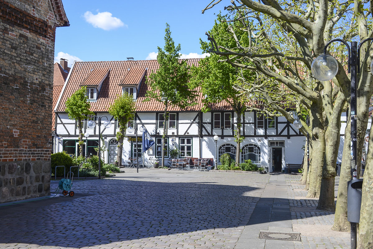 Eckernfrde - Fachwerkhuser am Kirchplatz. Aufnahme: 11. Mai 2020.