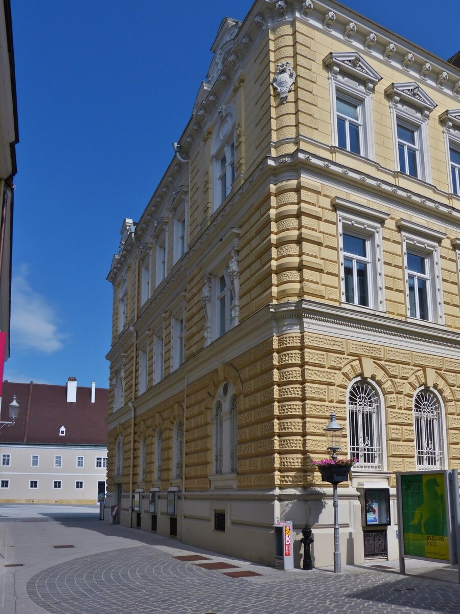 Eckhaus mit schn verzierter Fassade nahe dem Dom Platz in St. Plten. 03.06.2023