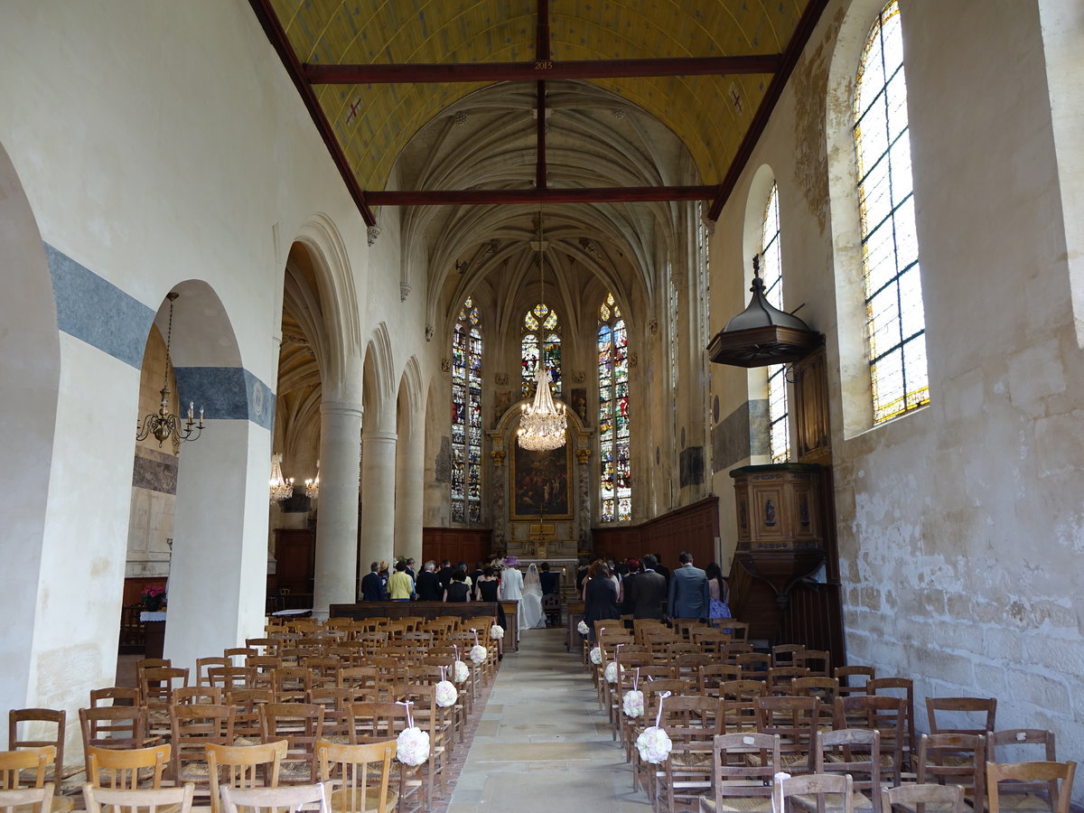 Ecouen, Innenraum mit Glasfenster aus dem 16. Jahrhundert der Kirche Saint-Acceul (16.07.2016)