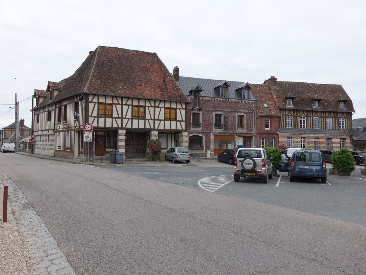 Ecouis, Place du Cloitre (16.07.2016)