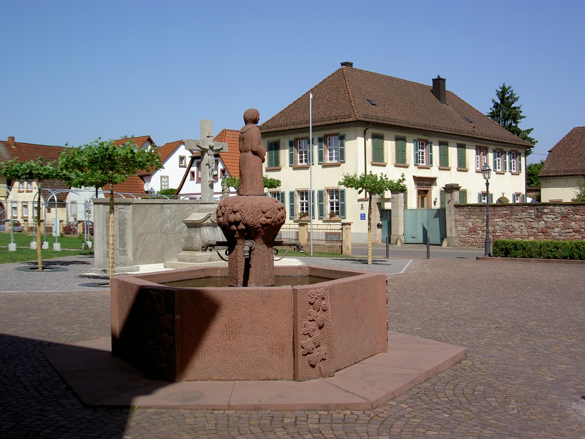 Edesheim, Pfarrhof und Kirchbrunnen an der Ludwigstrae (08.06.2014)