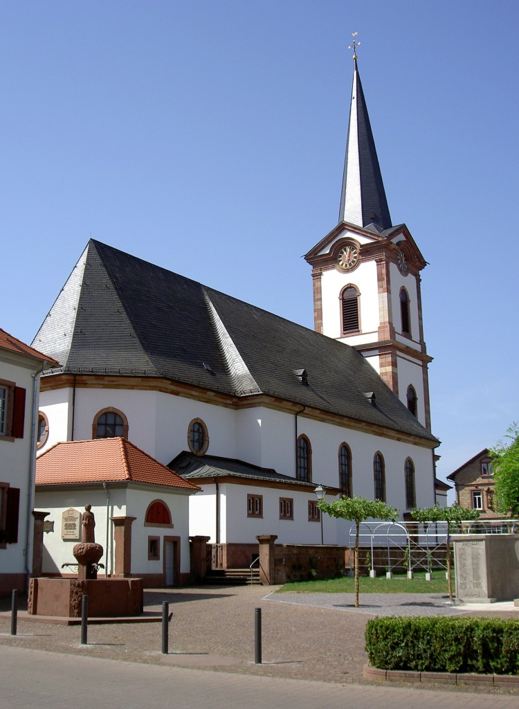 Edesheim, St. Peter und Paul Kirche, im Kern barocker Saalbau, erbaut von 1742 bis 1744, erweitert 1933 durch Architekt Wilhelm Schulte, Westturm von 1771 (08.06.2014)