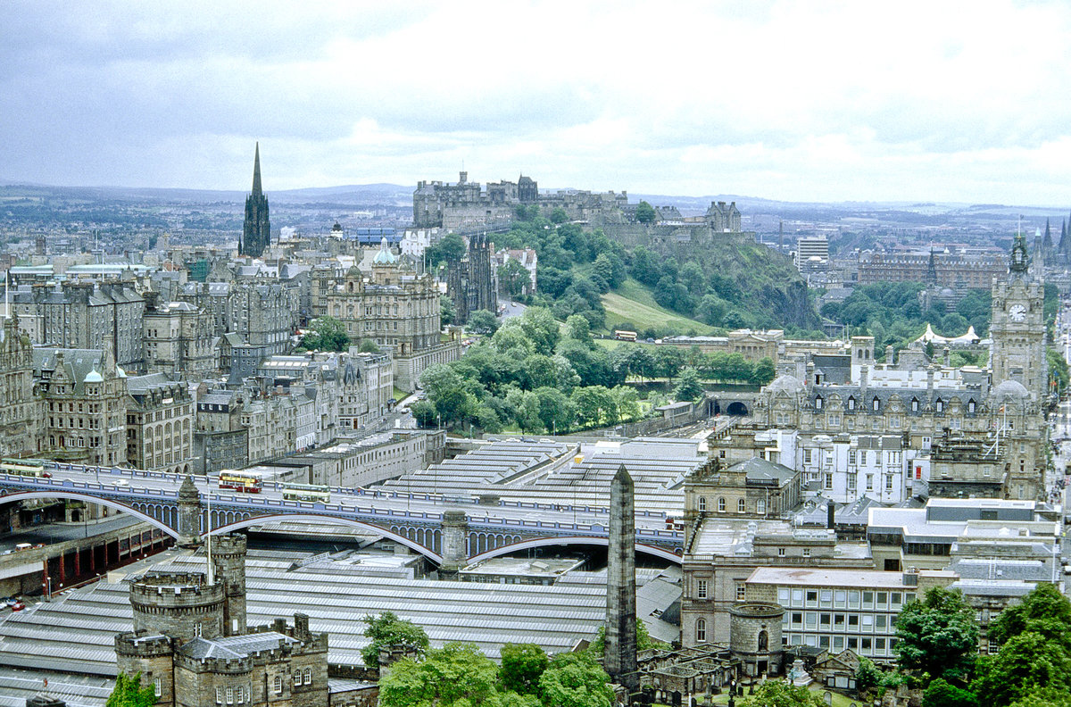 Edinburgh vom Calton Hill aus gesehen. Bild vom Dia. Aufnahme: Juni 1991.