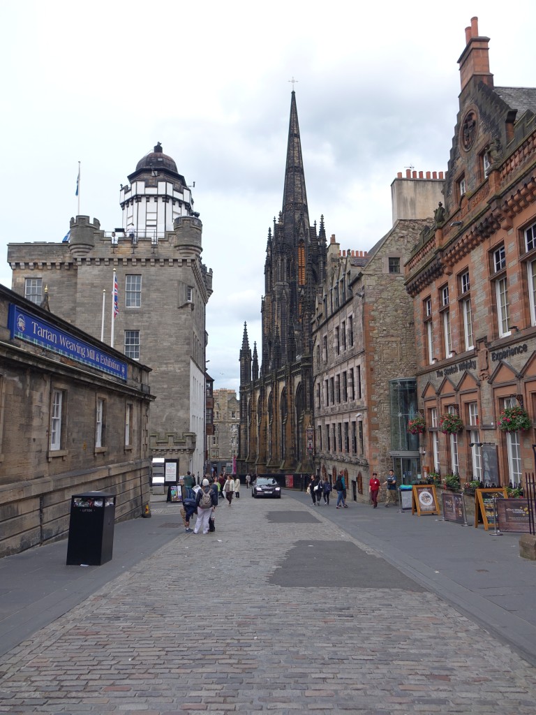 Edinburgh, Castlehill mit Highland Tolbooth Church (09.07.2015)