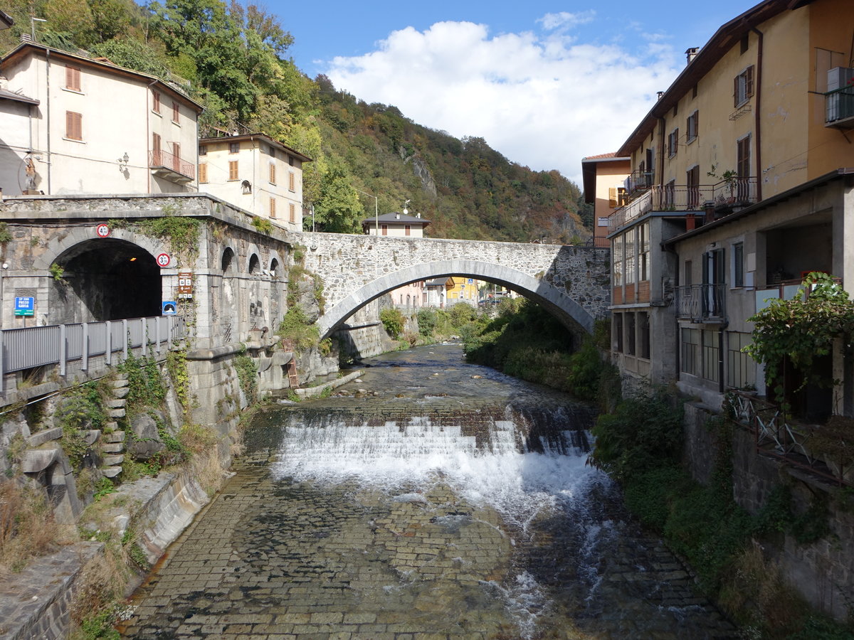 Edolo, historische Brcke ber den Fluss Oglio (07.10.2018)